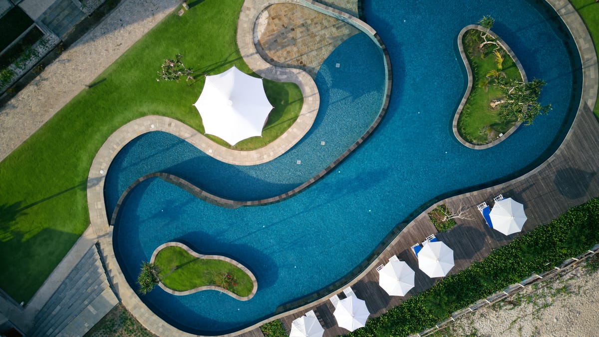 Kolam renang infinity vila di Bali oleh Tropical Pool, sejak 1988